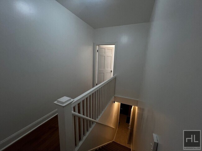 Building Photo - Spacious Fully Renovated 4-Bedroom in Sout...