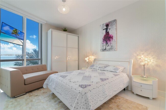 Building Photo - 15811 Collins Ave