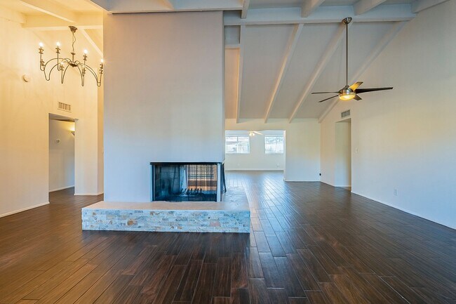 Building Photo - Three Bedrooms & POOL in 85254!