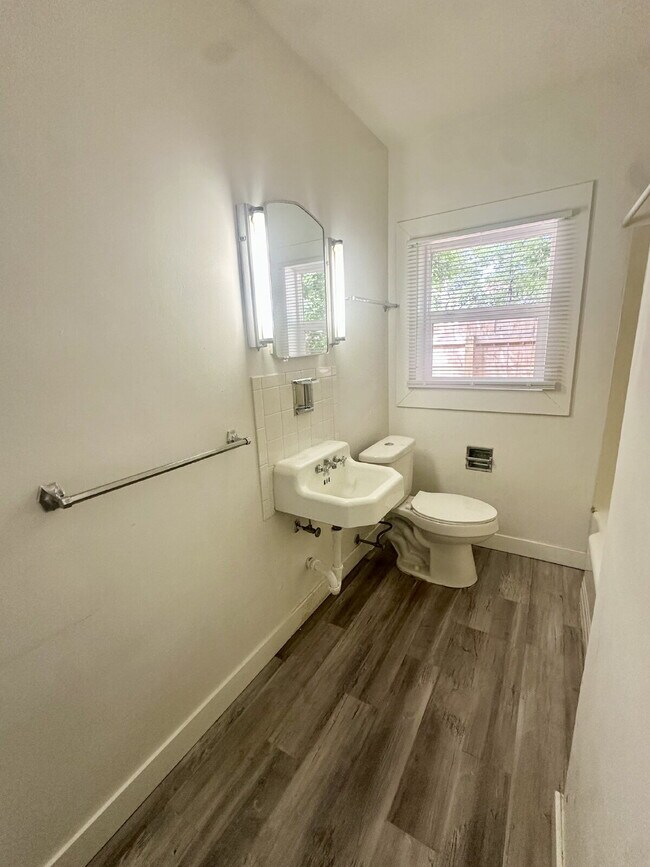 Building Photo - Cozy 1 Bedroom in Central Cheyenne