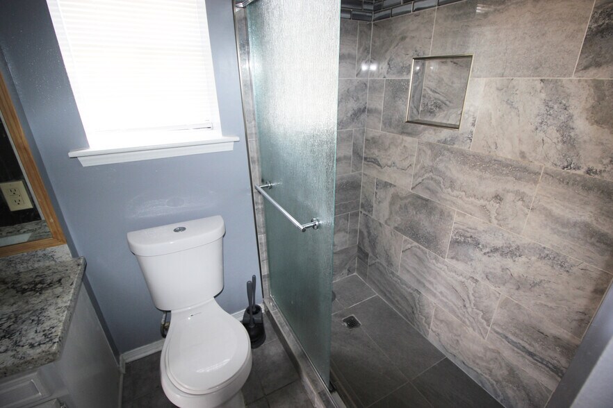 Building Photo - 300 33rd St