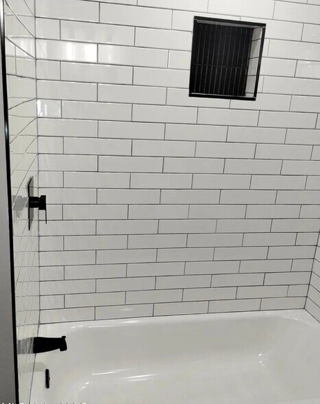 Building Photo - 4858 Sheridan Dr