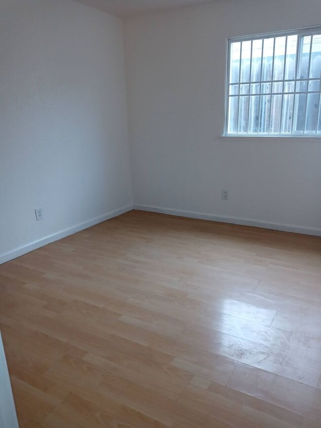 Building Photo - Affordable Home With Large Back Yard