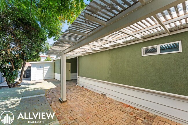 Building Photo - Stylishly Renovated Santa Ana Gem – 4-Bedr...