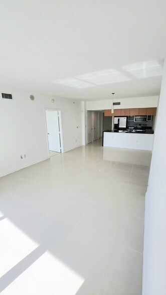Building Photo - 1750 N Bayshore Dr