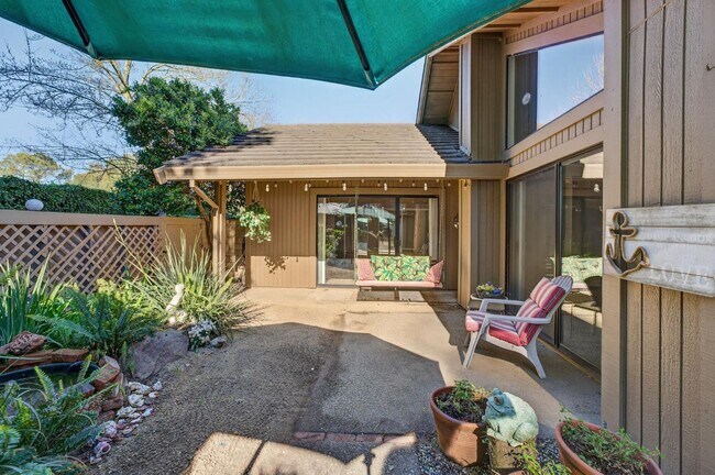 Building Photo - Gold River 2 Bedroom / Den, 2 Bathroom 1,600 Sqft. with Pool and Clubhouse For Lease.