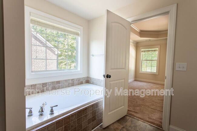 Building Photo - 232 Towns Walk Dr