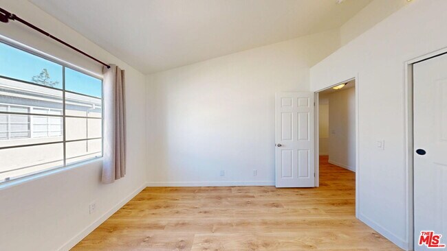 Building Photo - 18347 Saticoy St