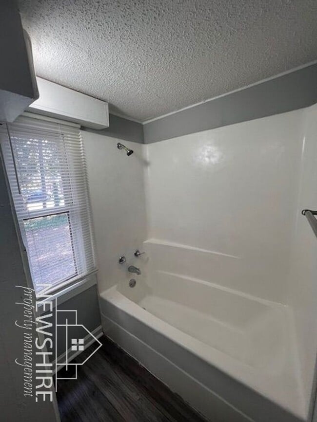 Building Photo - 458 Arch St