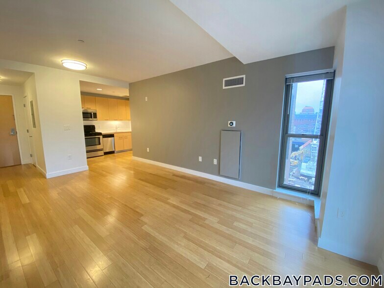 Building Photo - 1085 Boylston St