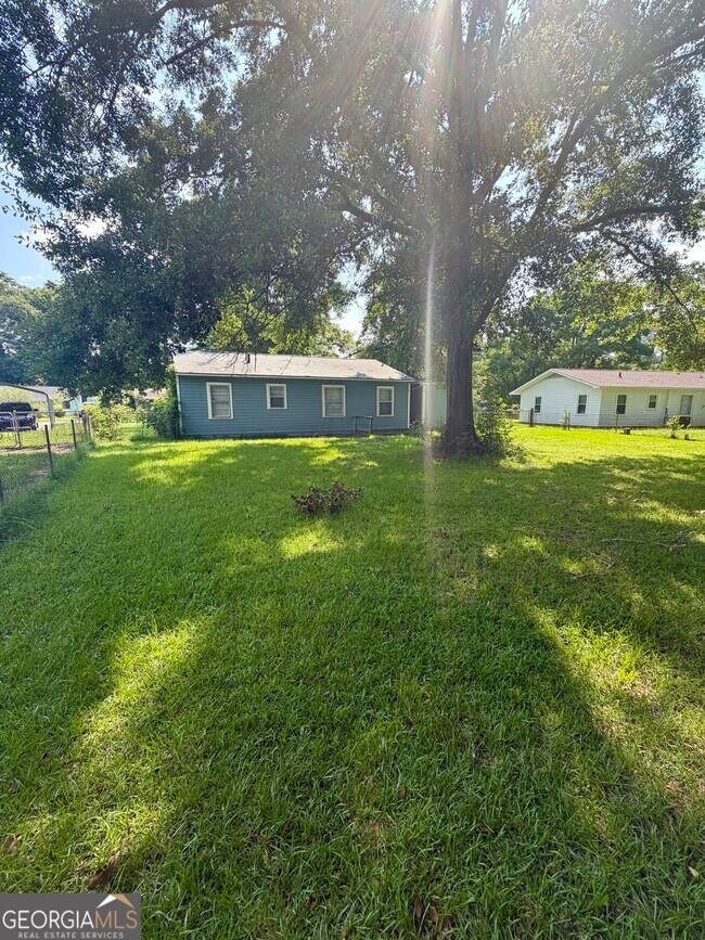Building Photo - 208 Crescent Dr