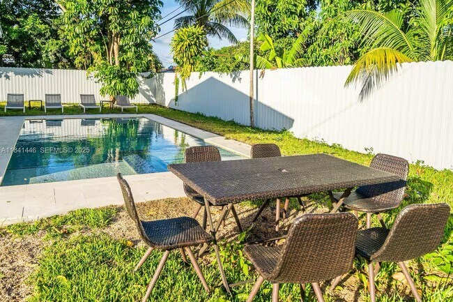 Building Photo - 17835 NE 6th Ave