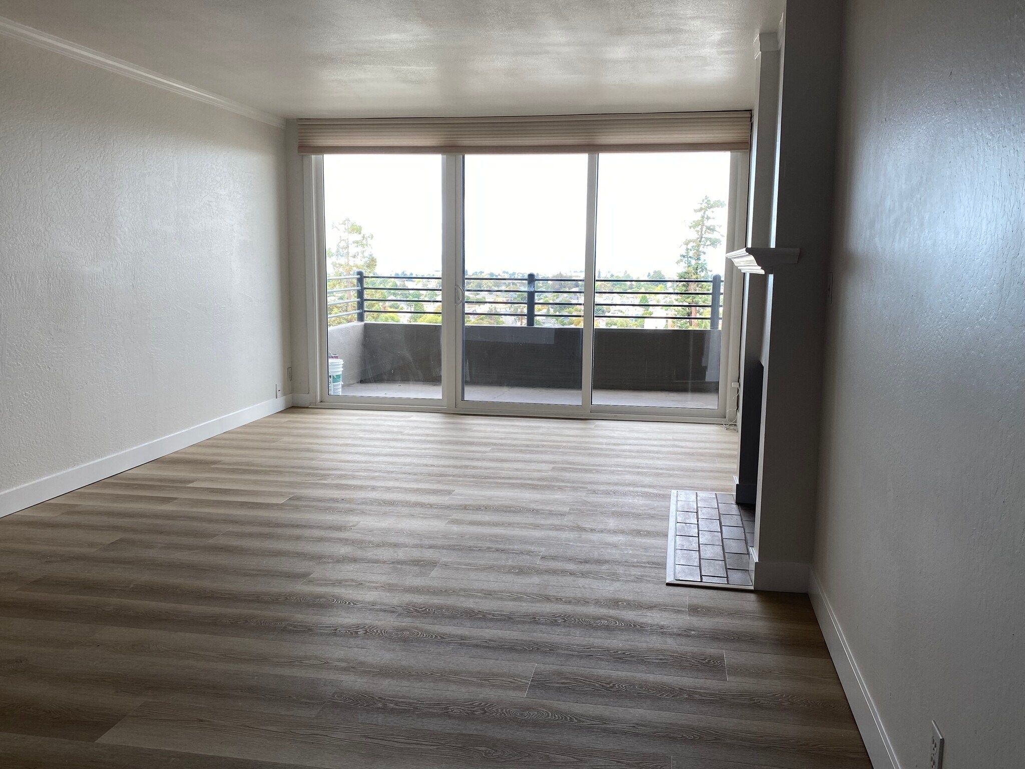 Spacious LR/DR - motorized shade - 5340 Broadway Ter