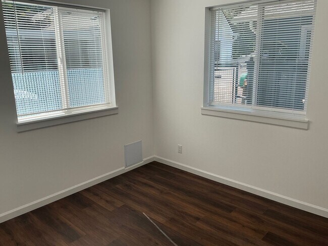 Building Photo - 2557 N Arlington Pl