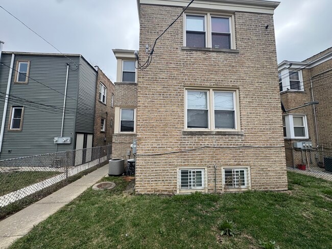 Building Photo - 6438 N Fairfield Ave