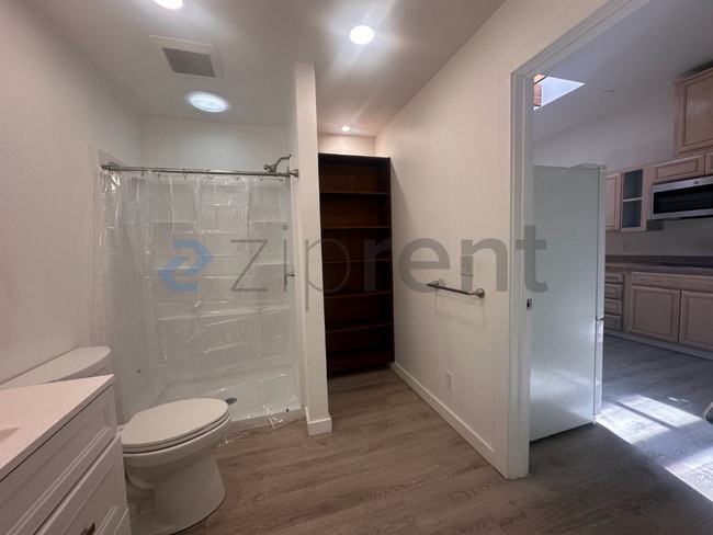 Building Photo - Unit B