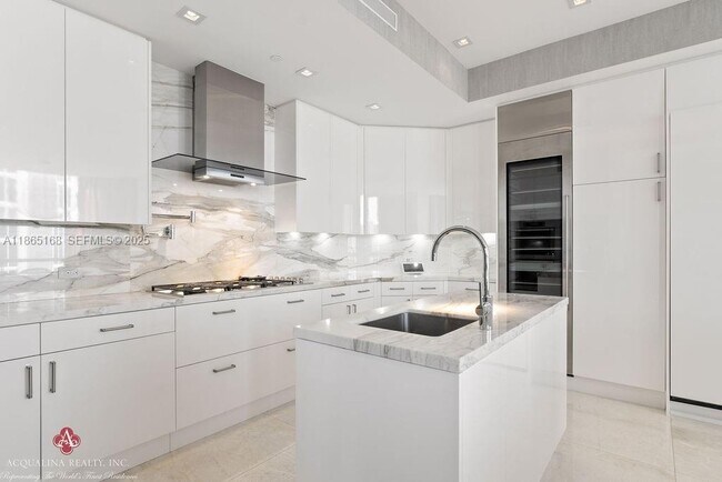 Building Photo - 17749 Collins Ave