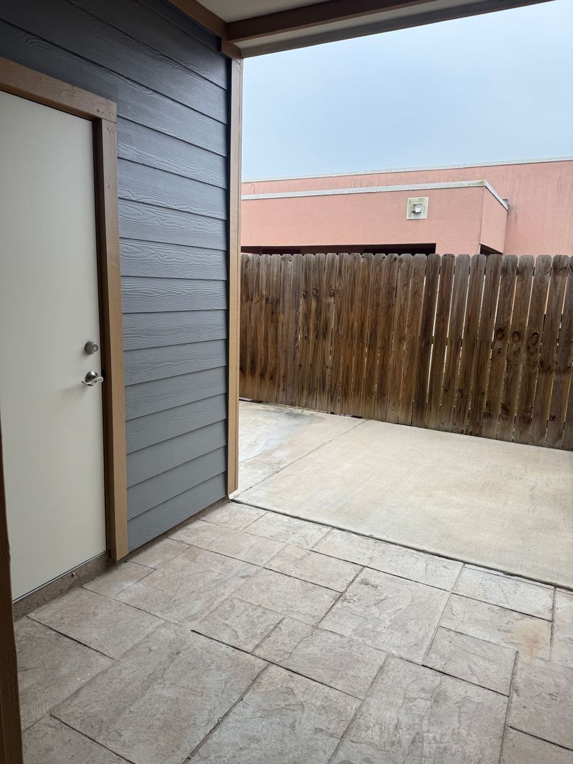 Building Photo - 306 S 25th St