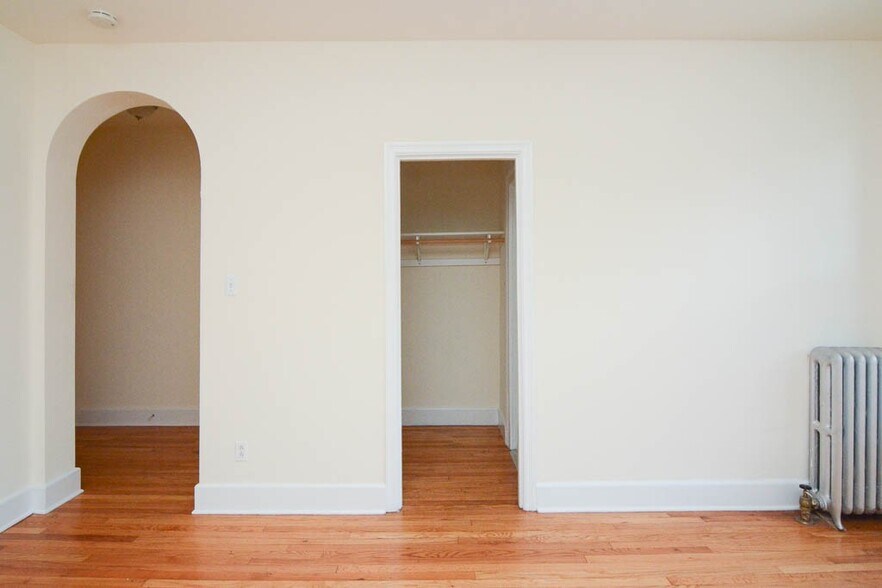 Building Photo - 2704 N Sawyer Ave