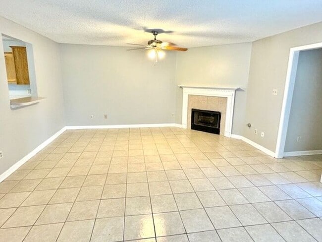 Building Photo - Perfect home for roommates within walking ...