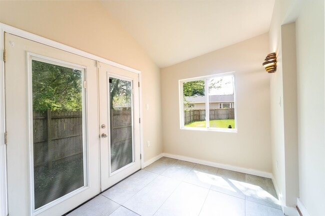 Building Photo - 5 BD 3 BA Oxon Hill, MD home is ideal for ...