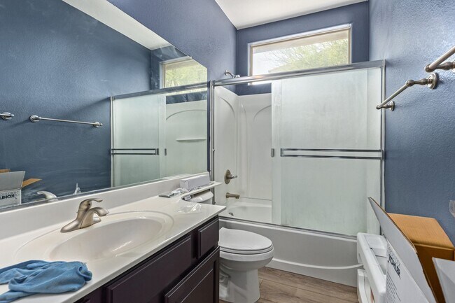 Building Photo - Lovely home in cul-de-sac lot with fenced pool!