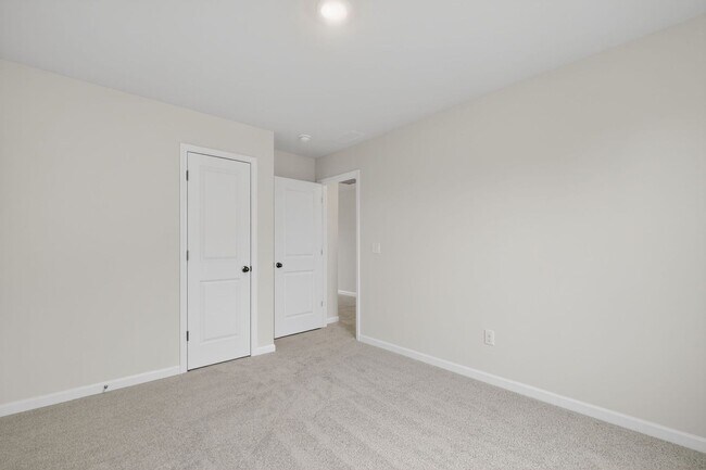 Building Photo - Spacious 5BR House in Statesville