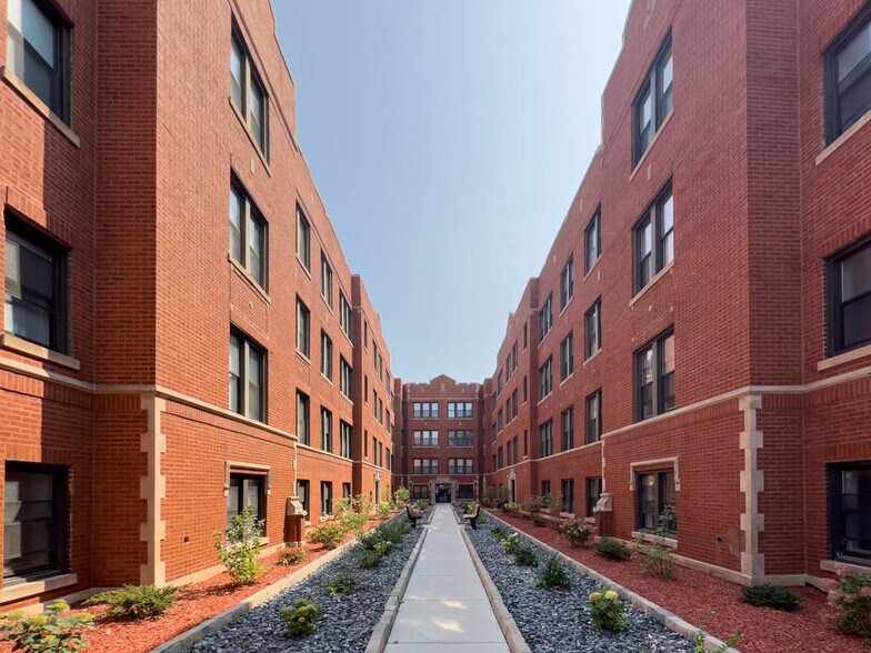 Primary Photo - 3942 N Janssen Ave