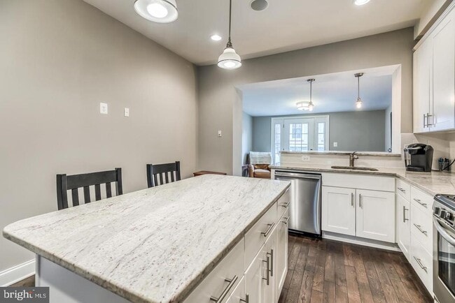 Building Photo - 3611 Hudson St