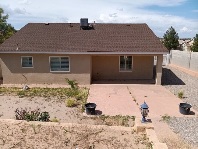 Building Photo - 3 Bedroom, 2-Bathroom Located in NW ABQ!! ...