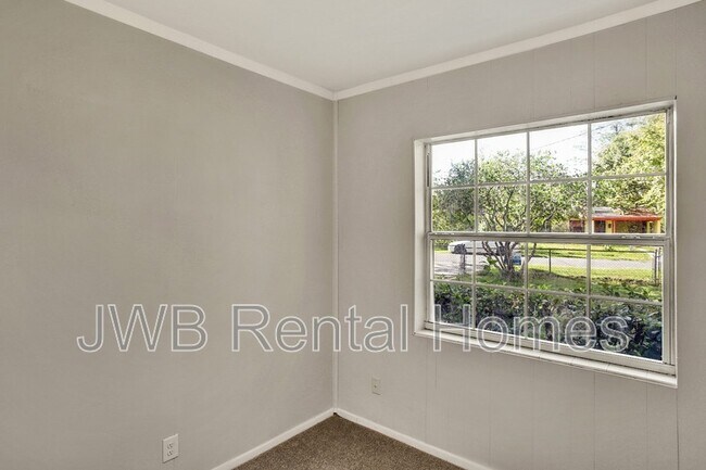 Building Photo - 6003 Commodore Dr