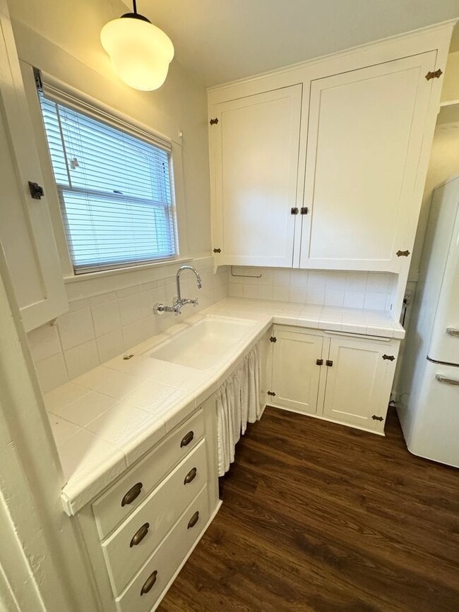 Building Photo - Charming 1 Bedroom 1 Bath Historic Duplex, Land Park-Curtis Park Area SEE VIDEO