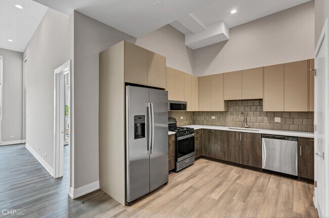 Building Photo - 2443 N Western Ave