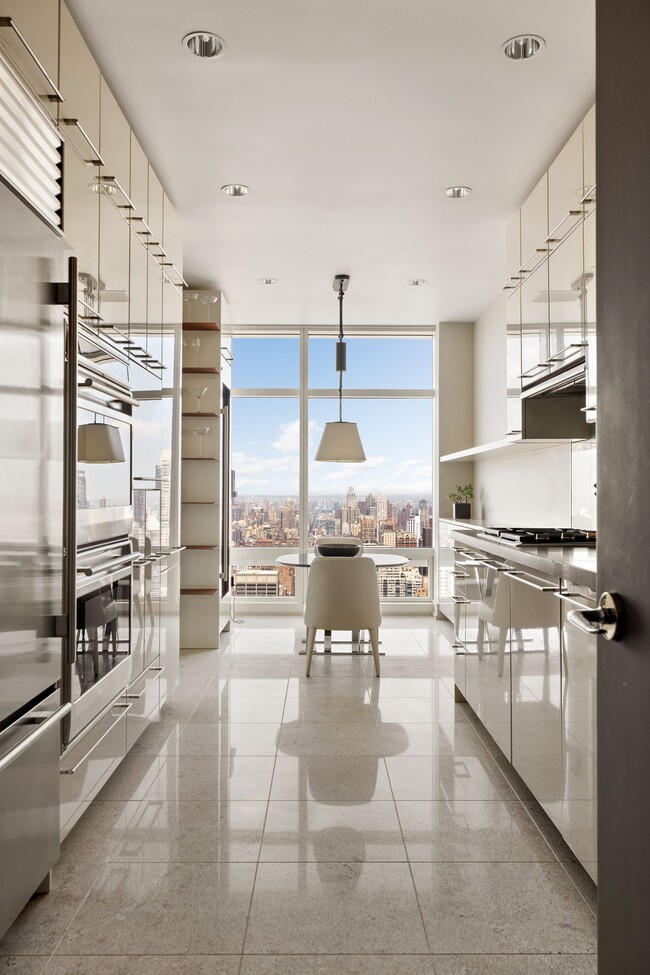 Building Photo - 151 E 58th St