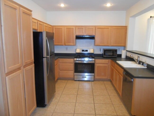 Building Photo - Spacious 2 Bedroom Home near Cactus and Ma...