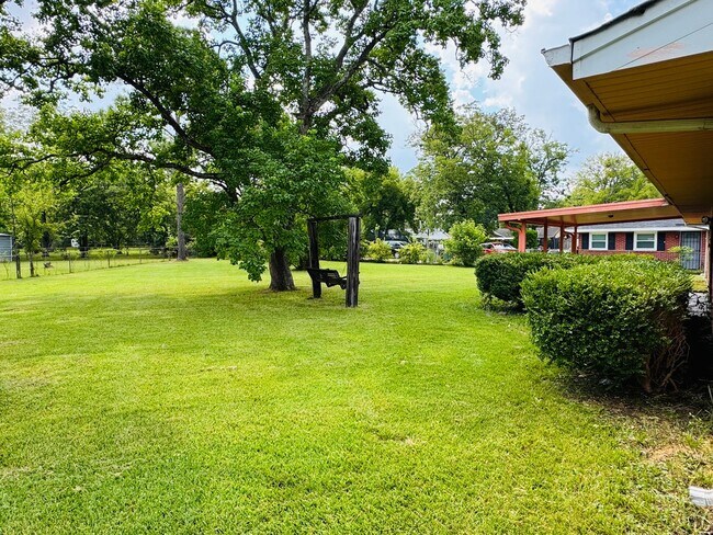 Building Photo - 3-Bedroom -Bright, Charming, and Move-In R...