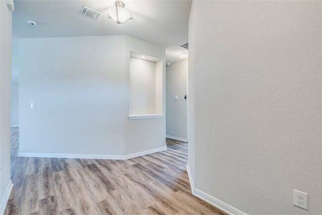 Building Photo - 303 Marimoor Dr