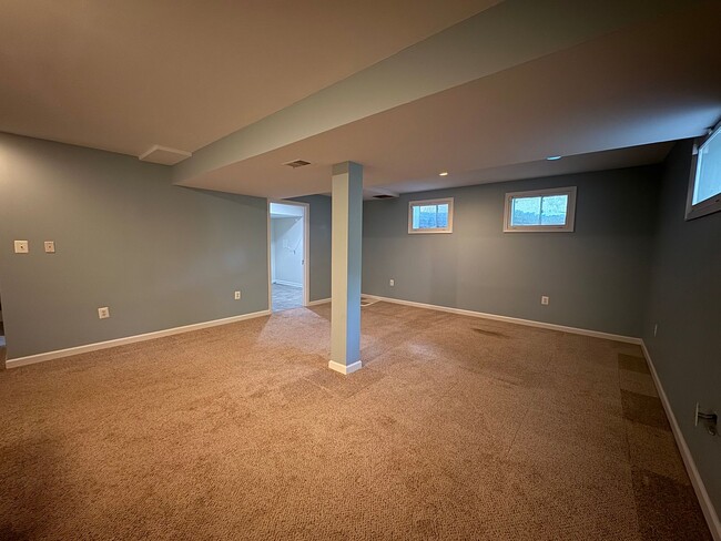 Building Photo - Spacious And Elegant 4 Bed 3 Bath Home Wit...