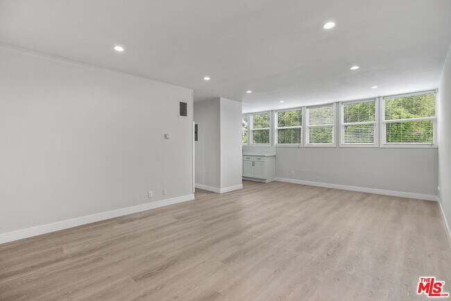 Building Photo - 144 N Swall Dr