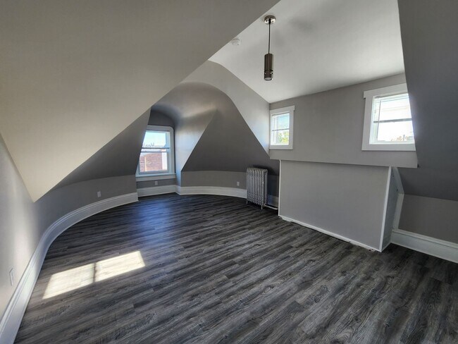 Building Photo - Large 1BR Unit - Freshly Remodeled