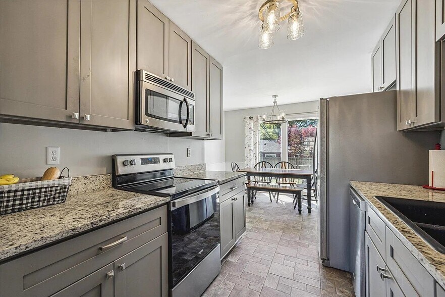 Building Photo - 8021 Brooxie Cove