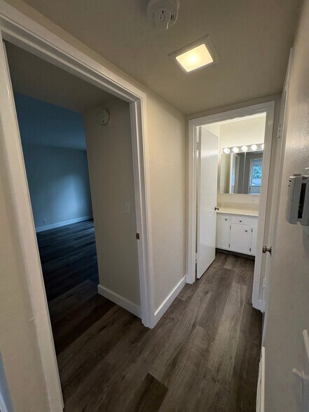 Building Photo - 16 S Knoll Rd