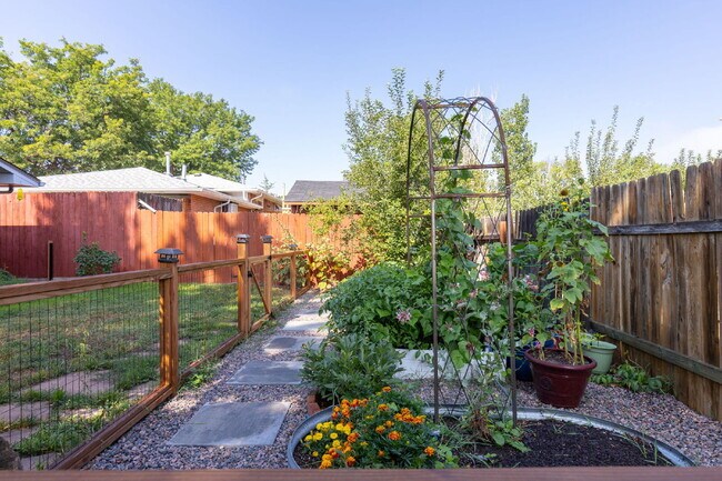 Building Photo - Charming Ranch in North Longmont!