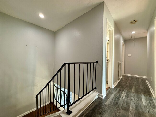 Building Photo - 13834 New Village Ln