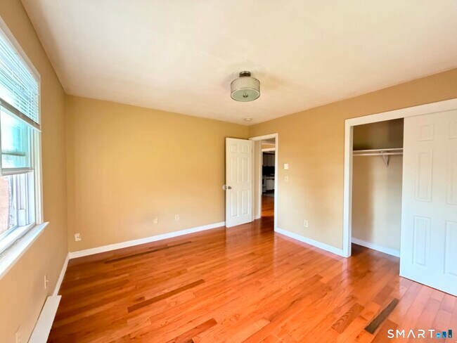 Building Photo - 15 Donna Dr