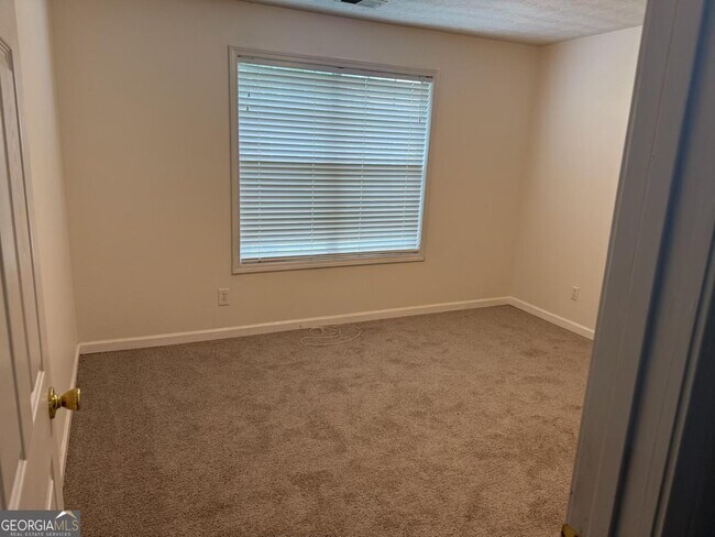 Building Photo - 19 Carriage Lake Dr