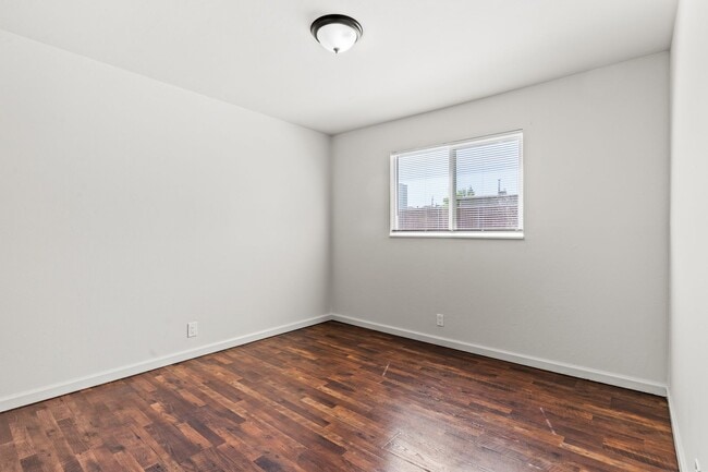 Building Photo - Sheffield Village Living: Spacious 2BD w/ Parking in San Leandro School District