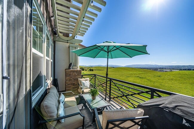 Building Photo - Jordan Ranch Townhouse 4 bed / 3.5 bath, G...