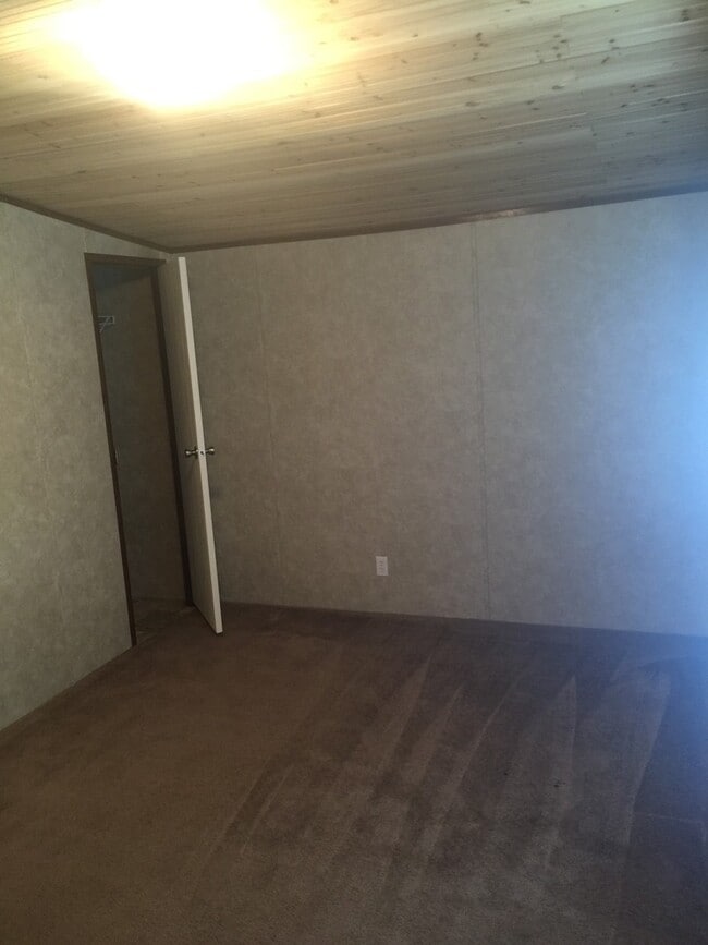 Building Photo - 2009 Model 3 Bedroom 2 Bath Mobile Home