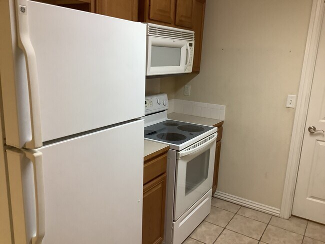 Kitchen appliances - 431 Firewood Dr